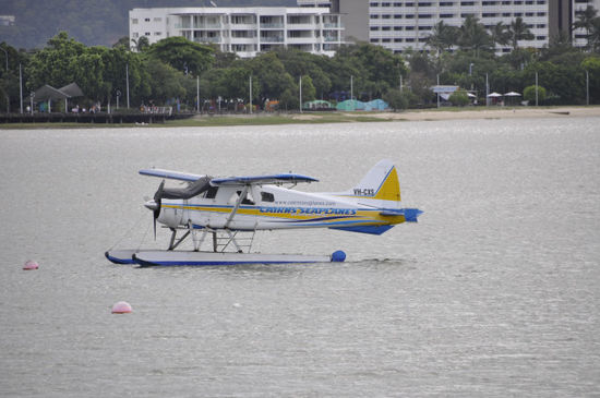 ...Wasserflugzeugen vorbei.