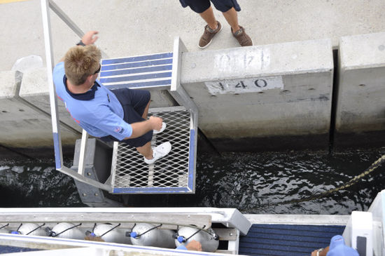 Das Einparkmanöver ist auch gelungen, die Treppe musste halt ein bisi verschoben werden...