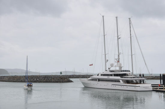 Ankunft in Airlie Beach, auch die Marina kann bei miesem Wetter so gar nichts