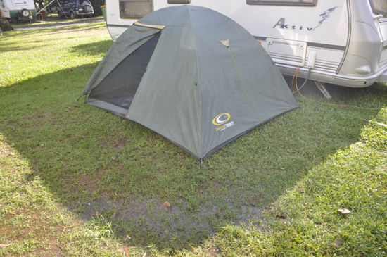 Unser Platzerl am Campingplatz metertief unter Wasser nach nächtlichem monsunartigen Regen (unser Zelt war aber wieder mal dicht!)