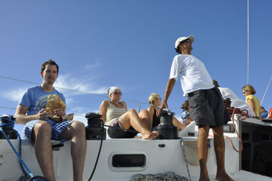 ...unser Skipper wie immer die Ruhe selbst und gerade beim Schauen ob die Wäsch eh richtig hängt (kein Wunder, macht er das hauptberuflich ja auch bei großen Regatten als Trimmer)...