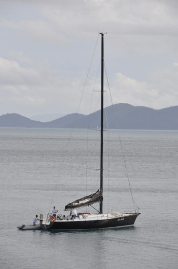 Bei einer von den 74 Whitsunday Islands wurden wir dann ausgesetzt und konnten unsere Schöne aus der Ferne beobachten...