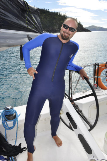 ...zu einem Schnorchelstop wo man in so einem heißen Outfit (als Schutz vor den Quallen) ins Wasser durfte. Schon blöd wenn man so ein schönes Meer hat und dann ins Wasser immer mit einem leicht mulmigen Gefühl gehen muss.