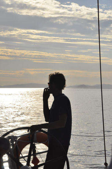 ...und unser Skipper zigarettenrauchend angelegt hat.