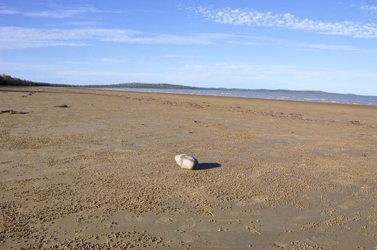 Übernachtung auf einem kleinen Campingplatz mit einem schönen Strand hinter unserem Platzerl