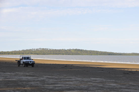 Und weil wir in Australien sind darf man hier natürlich auch am Strand mit dem Auto herumdüsen