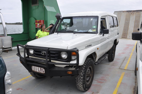 And there he is: Bertl!!! Quasi der Bruder von der Berta, nur halt etwas mehr offroad geeignet. Toyota Landcruiser, 4,2L 6 Zylinder, Diesel. Mit Bertl werden wir die nächsten 3 Tage auf Fraser Island herumdüsen. Ein richtiger Büffel...
