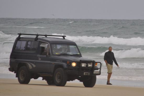 ...brav links und rechts schauen muss man aber trotzdem. Schließlich gelten hier am Strand die Straßenverkehrsregeln!