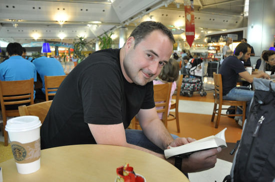 Am Flughafen in Istanbul - das 1. Buch von weiteren 10.000!!!