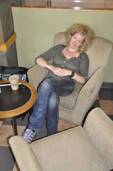 Voll die Ärmste nach 36 Stunden Reise im Starbucks beim Warten aufs Zimmer