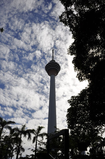 Der Kuala Lumpur Tower noch von unten