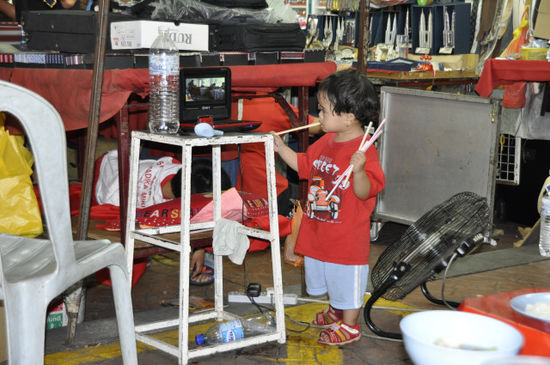 Familienleben am Marktstand in Chinatown