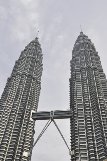 Obwohl wir um 8:30 Uhr dort waren (ja, ich bin aufgestanden ) gibt's die Petronas Towers nur von unten weil...