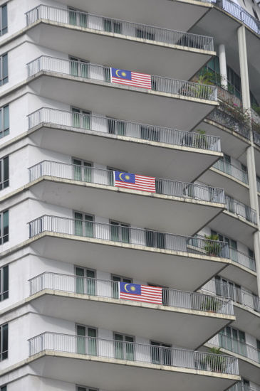 Die malayische Flagge sind man an jeder Hausecke. Die trauen sich noch Nationalstolz zu zeigen.