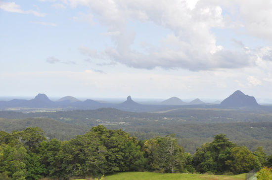 Die Glass House Mountains, lustig aussehende Vulkangebilde