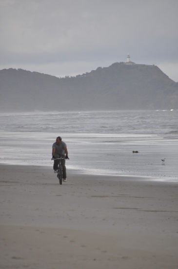 ...und wie es sich für echte Hippies gehört fährt man hier natürlich nicht mit dem Auto sondern mit dem Fahrrad am Strand entlang!