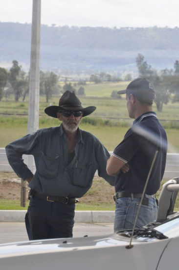 Ein Cowboy an der Tankstelle.