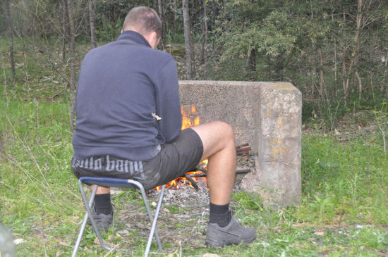 Nachdenken beim Feuerchen...