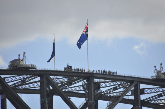 Hier die Menschen mit noch genügend monetären Rücklagen auf der Habour Bridge.