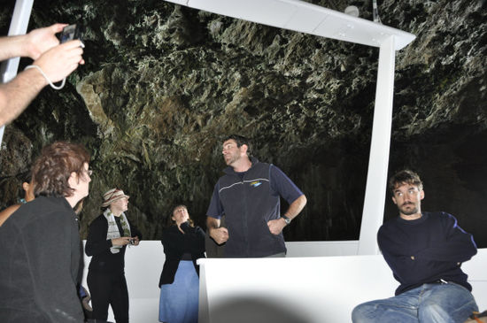 Rein in die angeblich weltweit größte Meeresgrotte...
