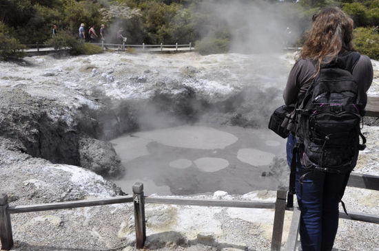 Das 3. Gebiet: Wai-O-Tapu. Hier wieder mal ein brodelndes und stinkendes Schlammloch, diesmal mit Erdöl.