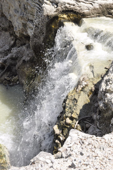 Beim kleinen Wasserfall ist das Wasser noch weiß...