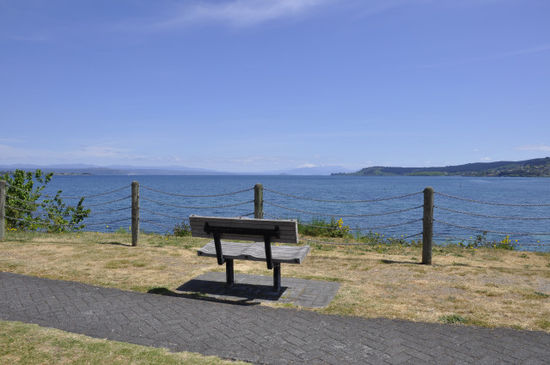 Der Lake Taupo, im Hintergrund sieht man den Tongariro Nationalpark, das sind...