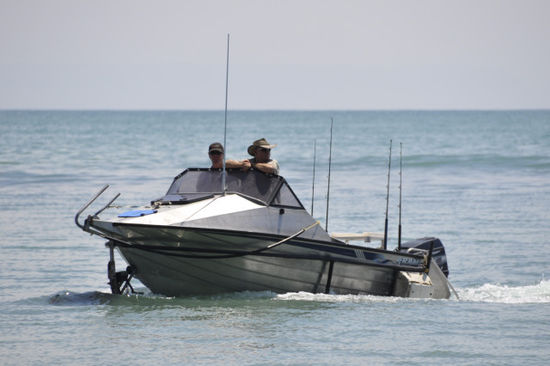 Hier die Erklärung: Die Fischer ankern die Trailer draußen um dann wenn sie mit dem Fischen fertig sind, einfach mit dem Boot in den Trailer reinzufahren und dann mit dem ganzen Gespann an Land zurück. Schaut lustig aus...