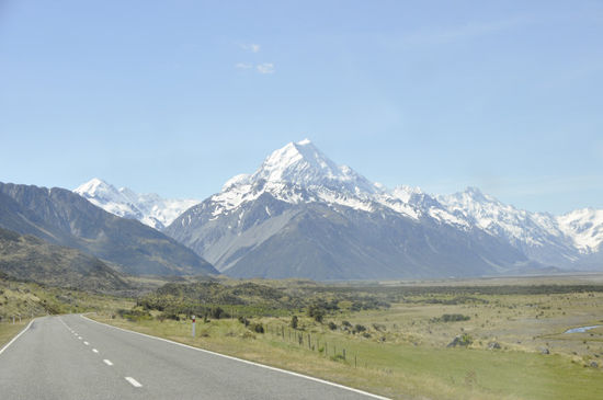 Der Aoraki liegt mitten im Aoraki/Mount Cook National Park mit u.a. 19 Gipfeln über 3.000m, 40% davon vergletschert. Das wäre was für meine lieben Eltern oder mein Bruderherz, oder???