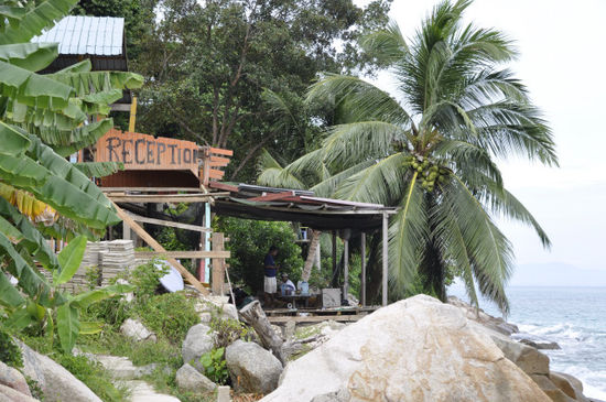 Dann ging's frohen Mutes auf Zimmersuche. Hier die abgebrannte Rezeption unserer "First Class Absteige" namens Butterfly Resort (es war auf der ganzen Insel halt nichts anderes mehr frei).