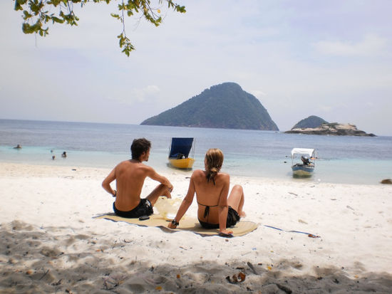 ... auf einer wunderschönen Beach (rechts unser Tauchguide, links ein fescher Spanier extra für Xiaoxi aufgenommen)...