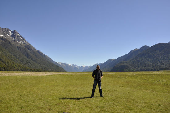 Und dann ging unsere Tour in den Milford Sound auch schon los! Wir haben uns für eine Bus/Boot Variante entschieden. Zuerst fährt man 120 km entlang einer der angeblich schönsten alpinen Routen bis zum Fjord. Fotostop beim Eglington Valley, im Hintergrund sieht man bereits die Berge die den Milford Sound umgeben.