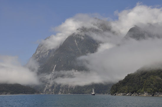 Und hier gehts wieder rein in den Fjord. Das Boot im Vordergrund lässt gut erkennen wie hoch die Wände hier alle sind.