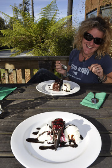 Und dann - chocolate mud cake mit ice cream and berries! Das zaubert ein Lächeln aufs Gesicht!