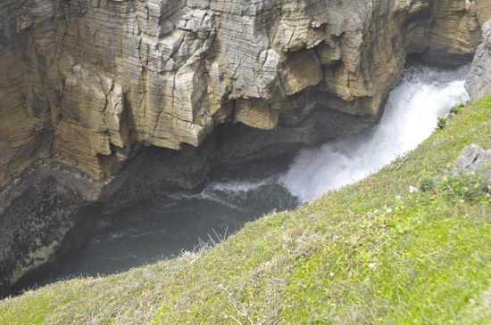Hier ein sogenanntes blowhole wo das Wasser reinschießt...