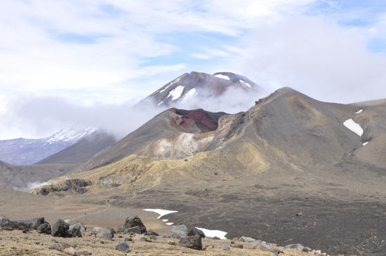 Mt. Ngauruhoe (hinten) und Mt. Tongariro (vorne), da simma runtergekommen...