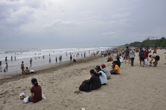 Kurzer Stopover in Bali. Kuta Beach an einem Sonntag nachmittag.