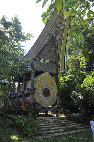 In Toraja gibt es 6 verschiedene Arten von Gräbern. Hier ein sogenanntes Hausgrab einer high class Familie...