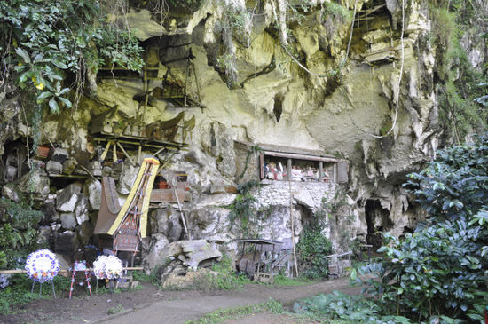 Die Gräberrallye geht weiter. Hier gehts rein in eine Höhle...