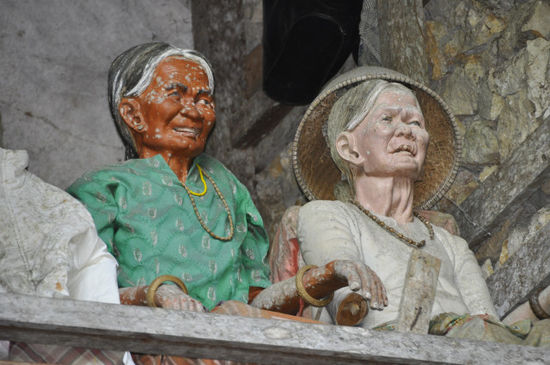 Hat die Familie übrigens gerade nicht das Geld um eine Zeremonie, Statue, Grab, etc. zu machen kann es vorkommen dass der Tote auch bis zu 2 Jahre im Hinterzimmer der Familie "weiterlebt", dh mit Essen versorgt und unterhalten wird...
