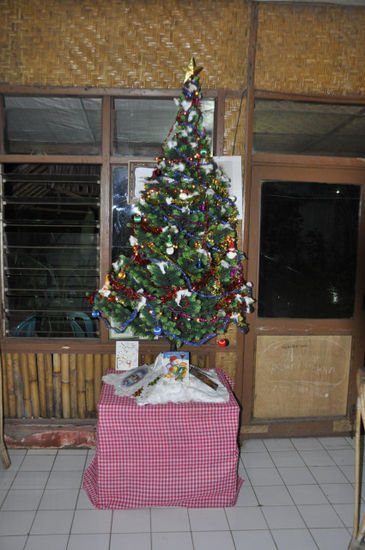 Weihnachtsschmuck in unserem Stammlokal in Rantepao. Manchmal freut man sich sehr über die kleinen Dinge im Leben...