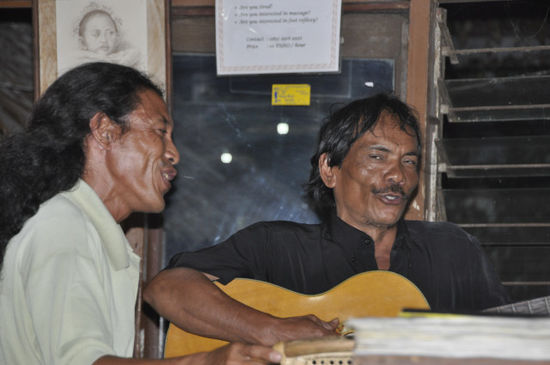 ...mit Live Musik (links Yusuf unser Guide)...