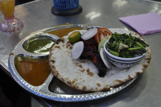 ... und unser 1. Tandoori Set auf unserer Reise gegessen!