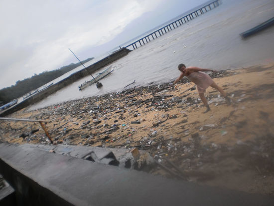 ...über den "Strand" der leider aufgrund der Strömung die Müllkippe Manados darstellt...