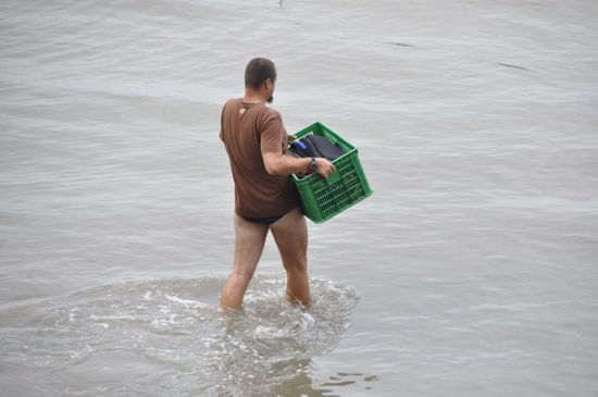 ...halt einfach selber ins Boot getragen! Leider hats dann von uns für die Guides kein Trinkgeld gegeben .