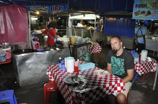 Zuerst mal ein kurzer Zwischenstop in Krabi. Beim Night market gibts mal ein zünftiges Pad Thai...