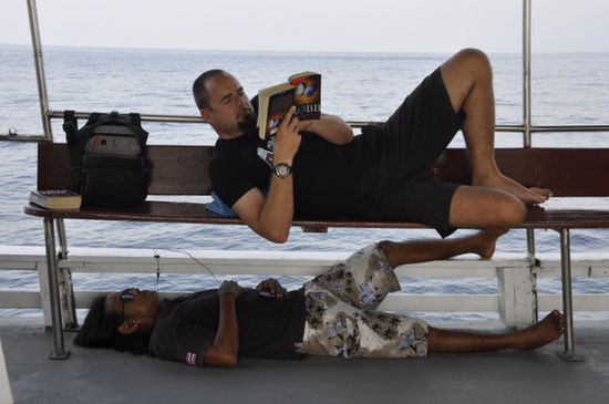 ...im Stockbett gelesen (Uli mit einem Bootsguy)...