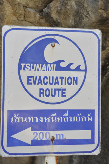 Tsunami Schilder gibts hier an jeder Ecke.