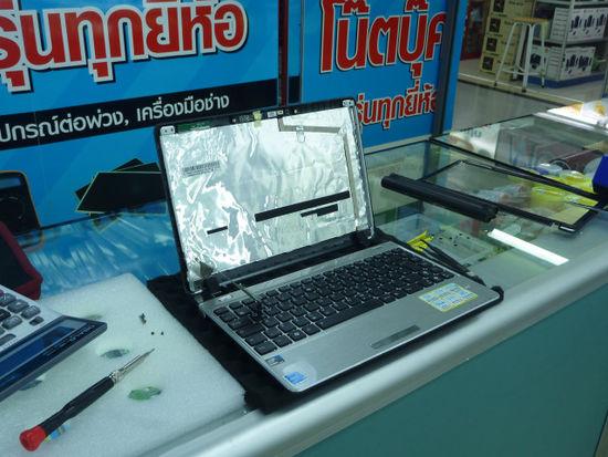Im Pantip-Plaza, einer riesigen Mall nur für Elektronik, versuchten wir das kaputte Display unseres Computers austauschen zu lassen.