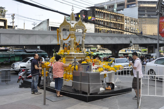 Solche kleinen Tempel gibt es überall auf Bangkoks Straßen.